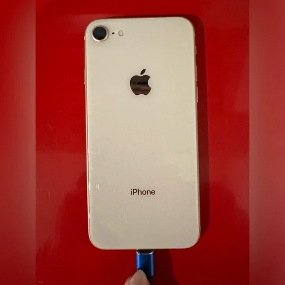 iPhone 8 - Picture 3 of 4